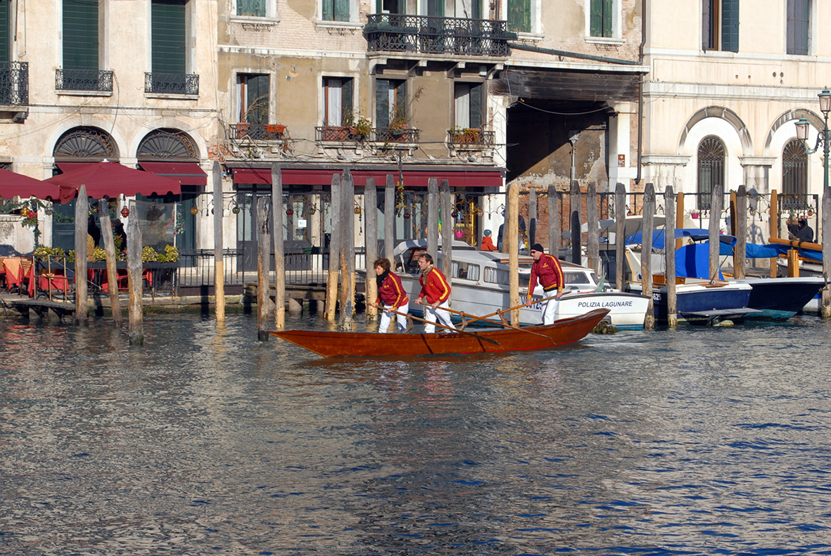 Training team rowing Venetian style