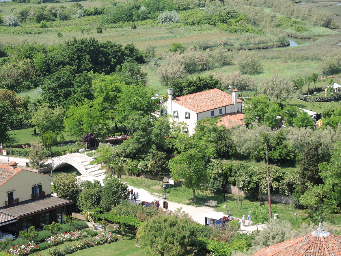 A home amidst green fields in Torcello